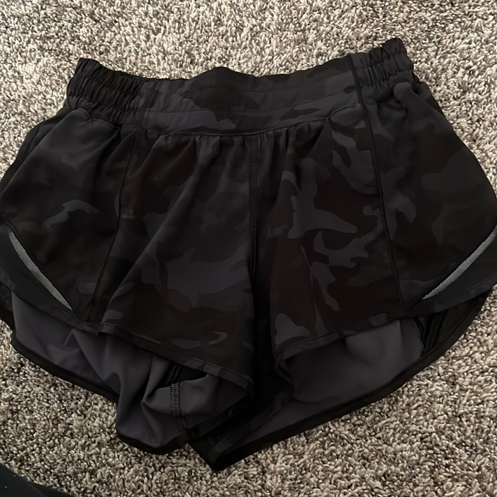 COPY - Lululemon black camo, hotty hot shorts 2.5in inseam